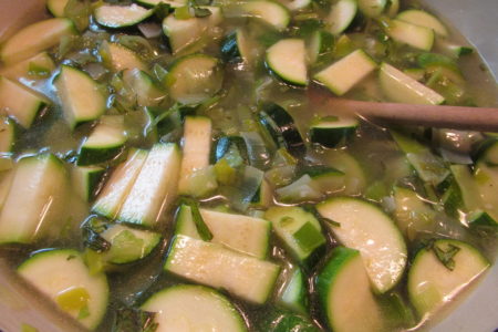 Potage zucchini-basilic