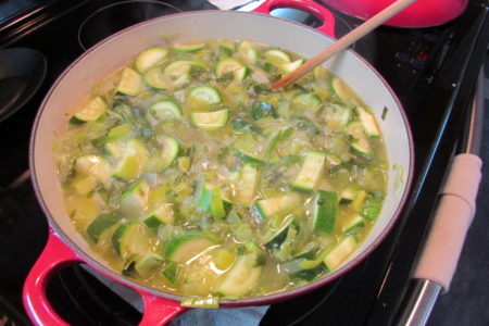 Potage zucchini-basilic